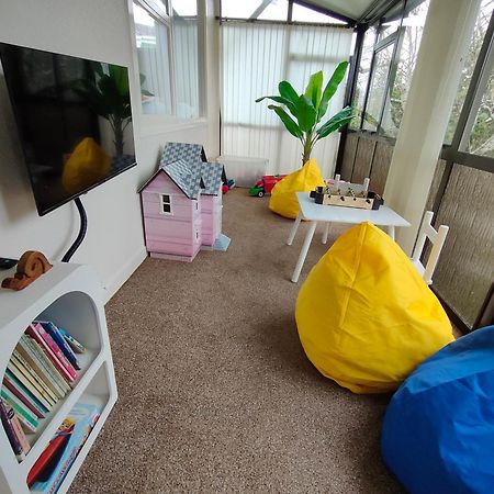 Retro 4 Bedroom Home, Warm And Welcoming, Quiet Location Porirua Ngoại thất bức ảnh