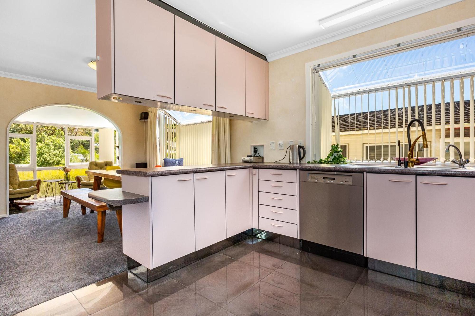 Retro 4 Bedroom Home, Warm And Welcoming, Quiet Location Porirua Ngoại thất bức ảnh
