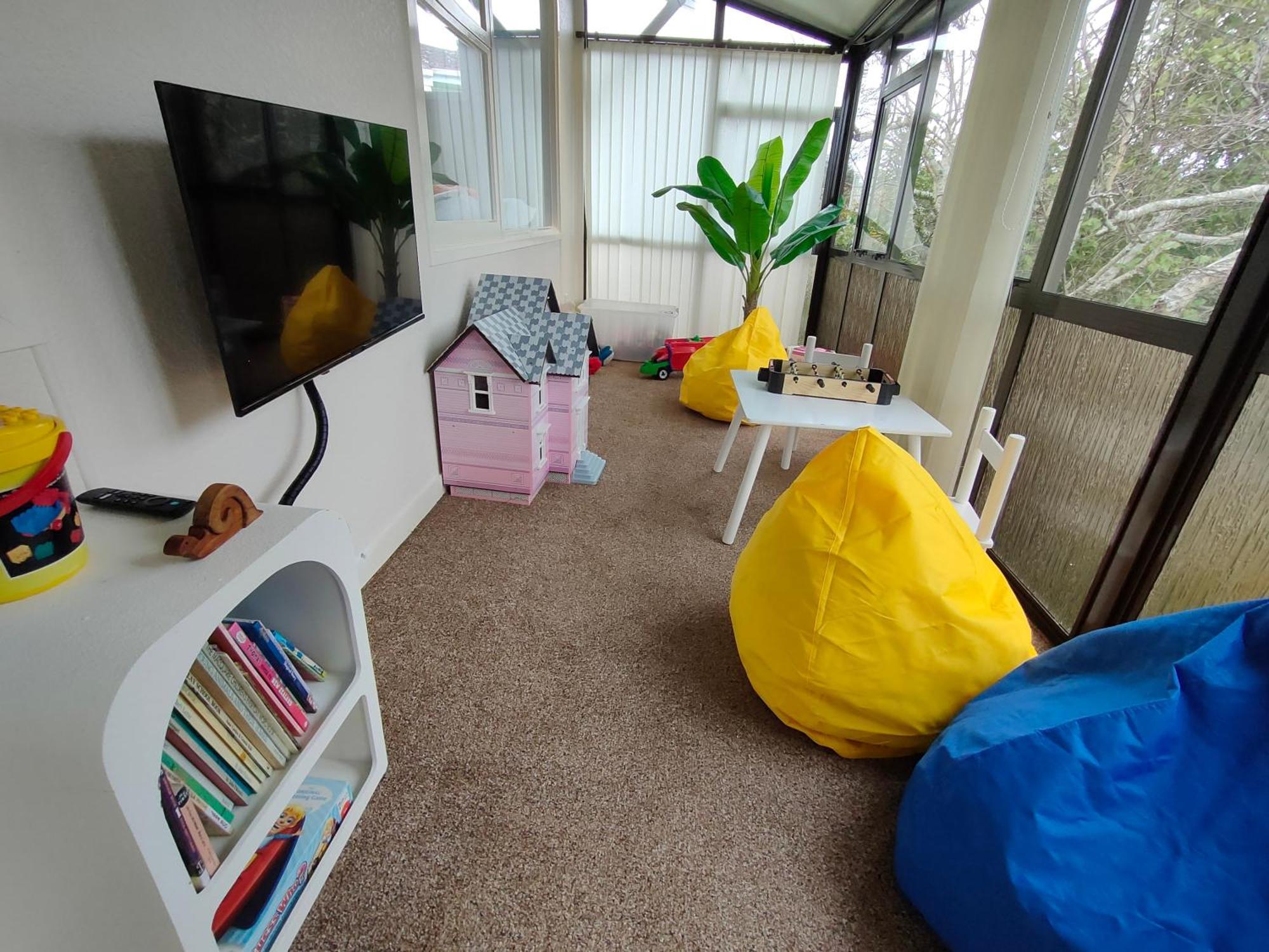 Retro 4 Bedroom Home, Warm And Welcoming, Quiet Location Porirua Ngoại thất bức ảnh