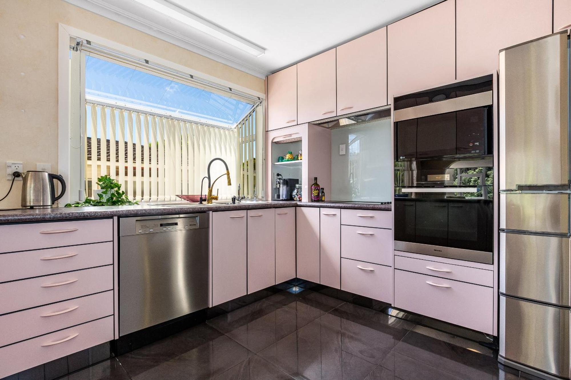 Retro 4 Bedroom Home, Warm And Welcoming, Quiet Location Porirua Ngoại thất bức ảnh