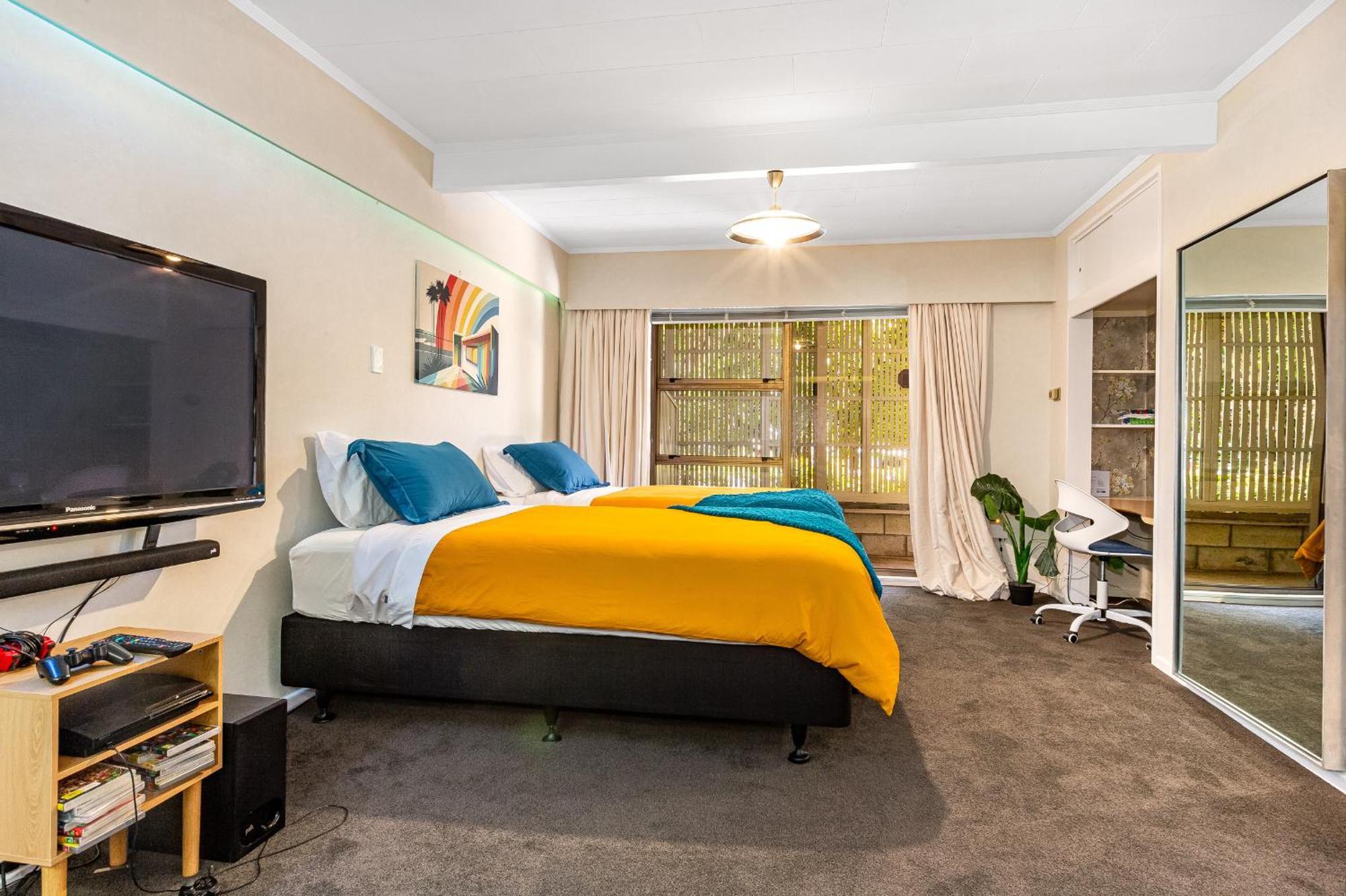 Retro 4 Bedroom Home, Warm And Welcoming, Quiet Location Porirua Ngoại thất bức ảnh