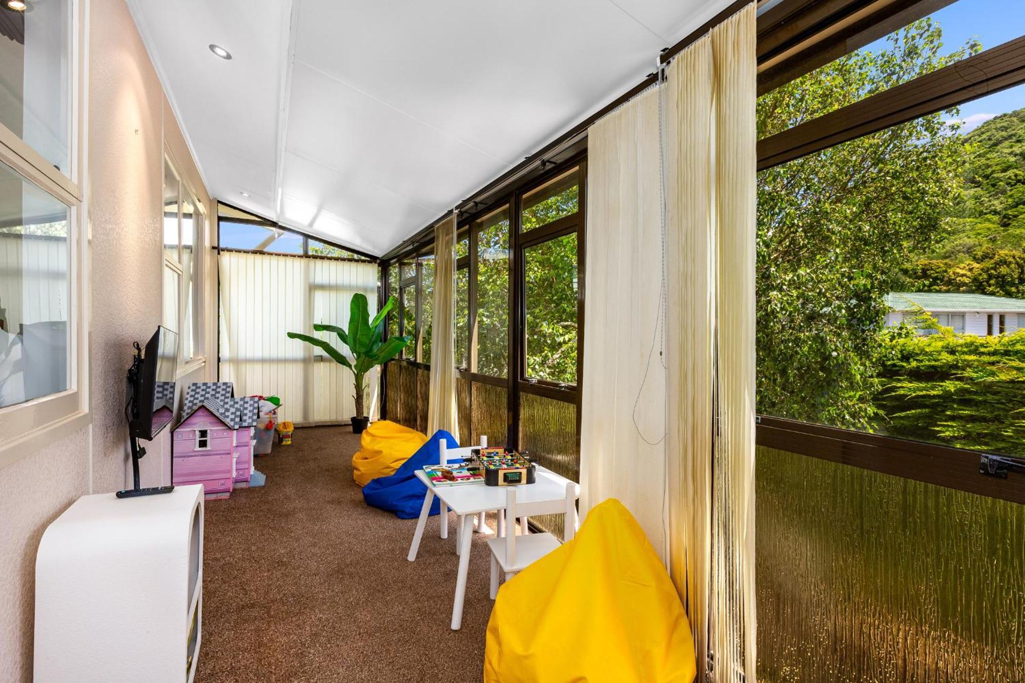 Retro 4 Bedroom Home, Warm And Welcoming, Quiet Location Porirua Ngoại thất bức ảnh