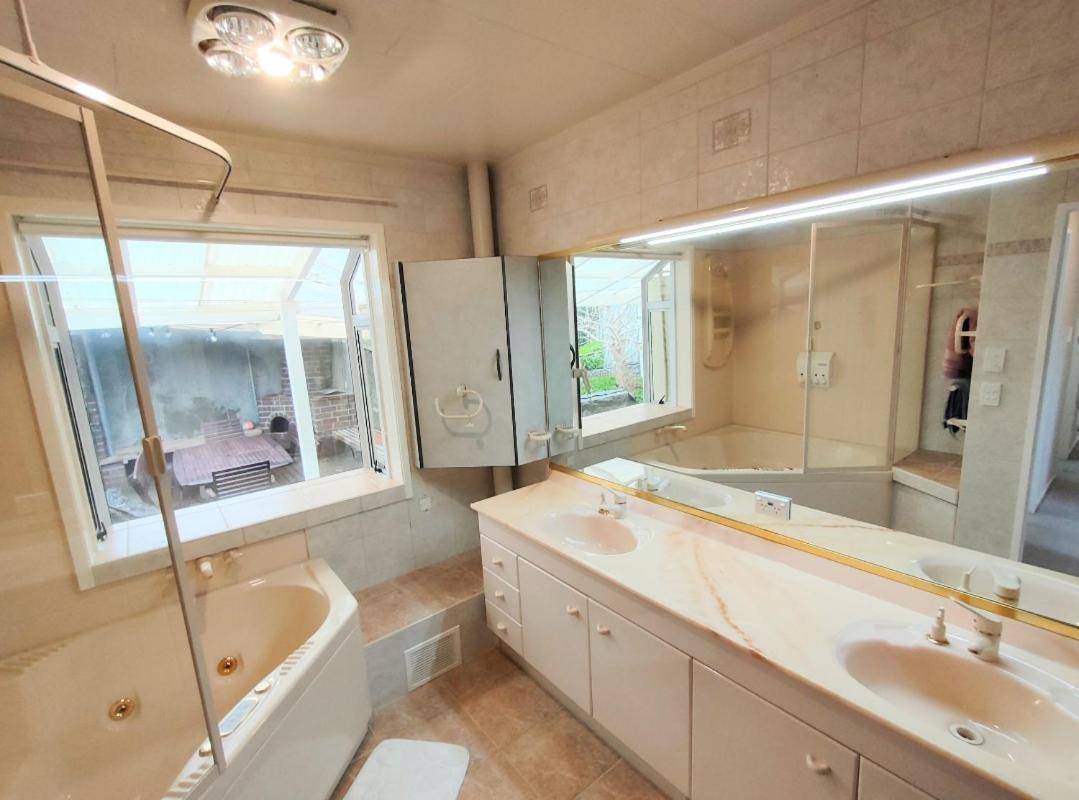 Retro 4 Bedroom Home, Warm And Welcoming, Quiet Location Porirua Ngoại thất bức ảnh