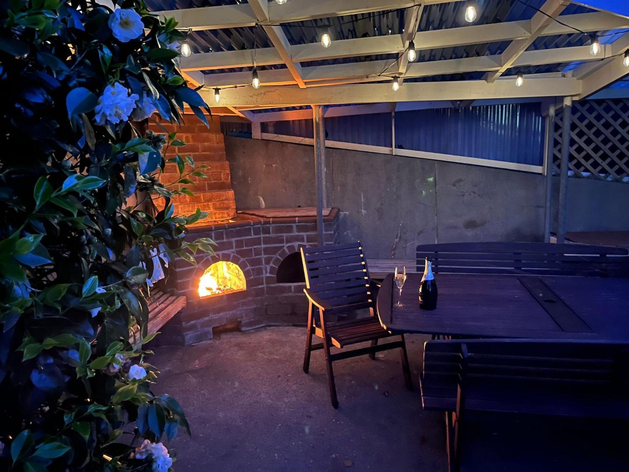 Retro 4 Bedroom Home, Warm And Welcoming, Quiet Location Porirua Ngoại thất bức ảnh