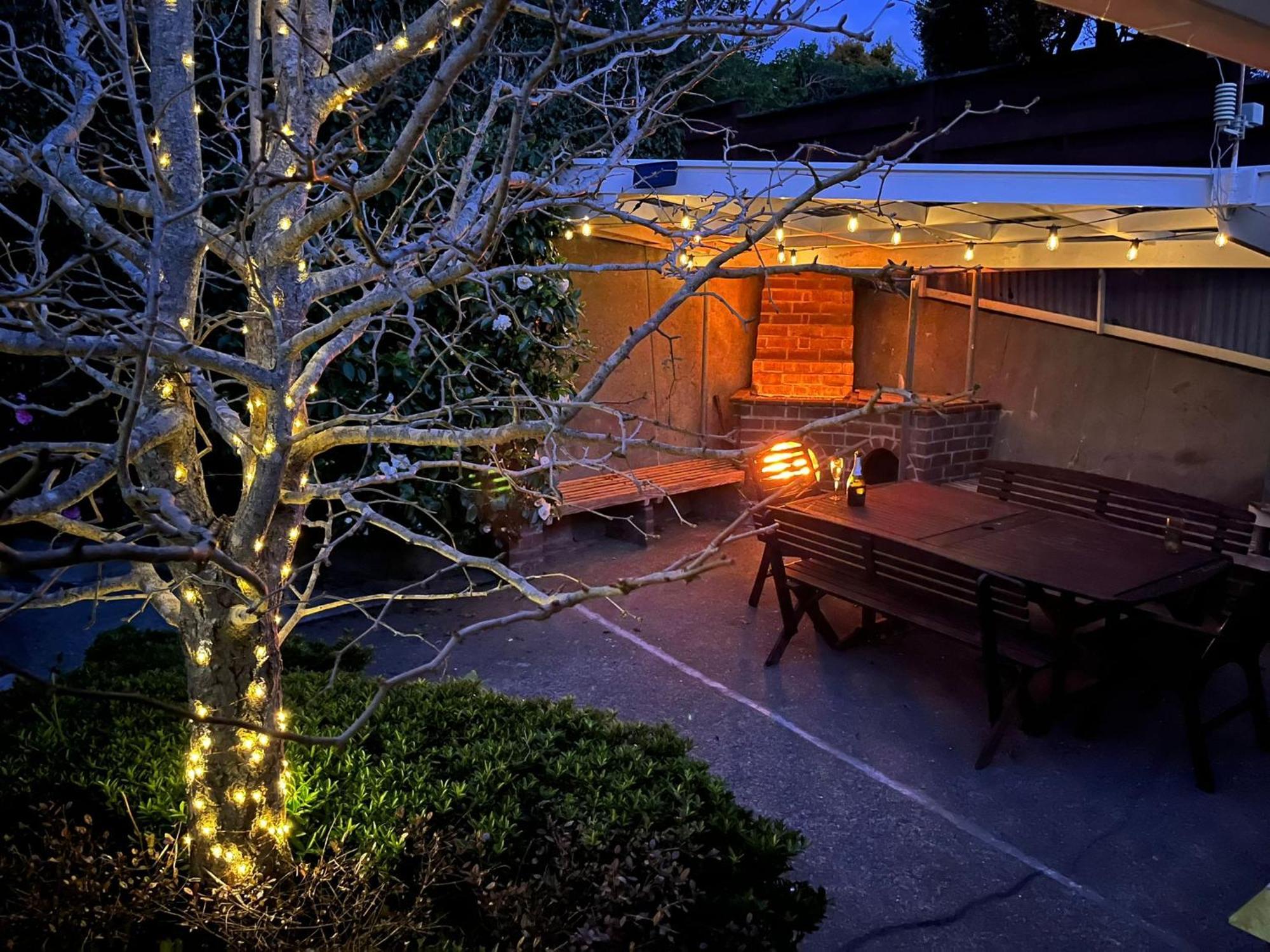 Retro 4 Bedroom Home, Warm And Welcoming, Quiet Location Porirua Ngoại thất bức ảnh